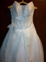 Свадебное платье и аксессуары к нему.