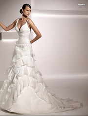 Стильное свадебное платье со шлейфом Pronovias